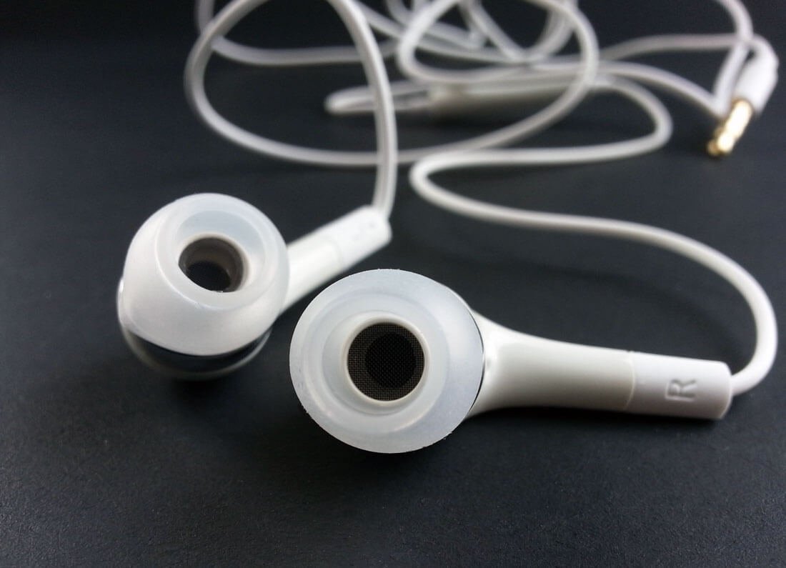 What Are the Key Differences Between Wired and Wireless Earphones?
